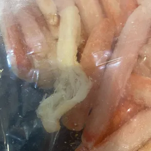 Frozen snow crab is already dry!?!? It's broken !?!?  The sales rep to me it's normal . ?!?!