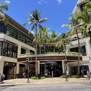 8/8/2021 We were strolling through Waikīkī.  We were, of course, properly wearing our face masks.