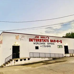 the outside of the restaurant