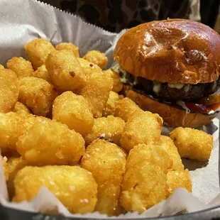 Burger w/tots