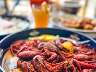 Fish N' Tails Oyster Bar