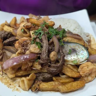 Mariscos &amp; Beef Saltado