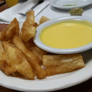 Yuca Frita con Huancaina