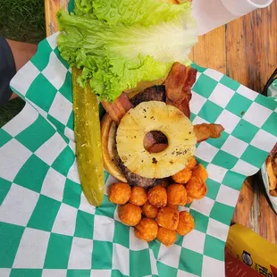 Burger w Pineapple and bacon