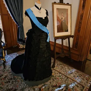 Queen Lili&apos;uokalani&apos;s famous gown...