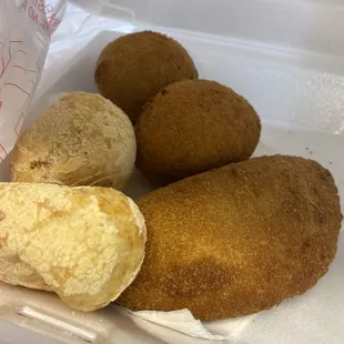 Pao de queso y Coxinha&apos;s frango and beef