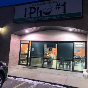 the front of a restaurant at night