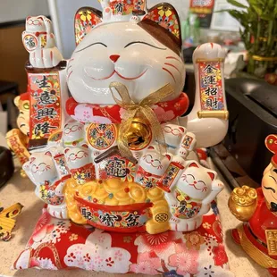a statue of a cat