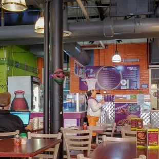 the interior of a fast food restaurant