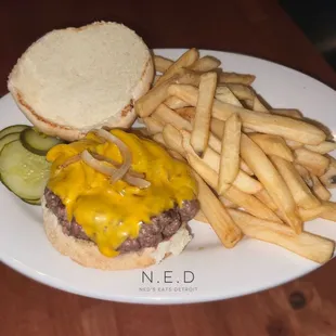 1/3lb Ground Round Deluxe with American Cheese and Sautéed Onions