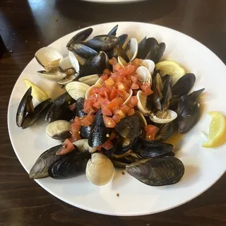 Cliffs Of Moher Steamed Mussels & Clams