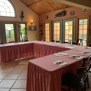 Customizable banquet and overflow dining space