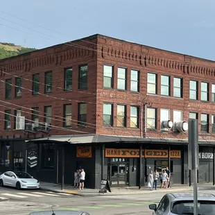 a view of a street corner