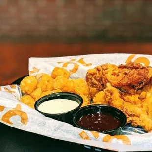 food, chicken wings and fried chicken