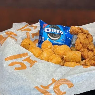 food, chicken wings and fried chicken