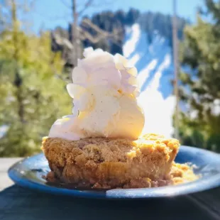 Crumble cherry pie w/ice cream and whip cream