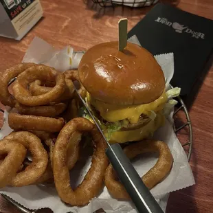 Royale burger: onion ring up charge