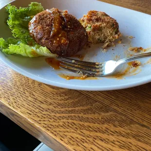 Crab cakes with a spicy mango sauce