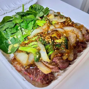Steak plate with onion, broccoli, and original garlic sauce  IG: @fooddeclassified