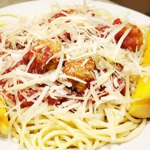 a plate of spaghetti and bread