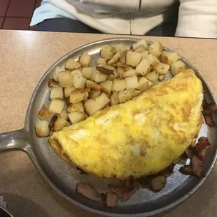 Omelet and fried potatos