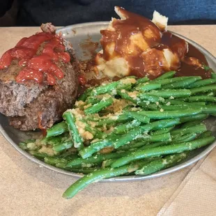 Meatloaf with mashed potatoes, green beans
