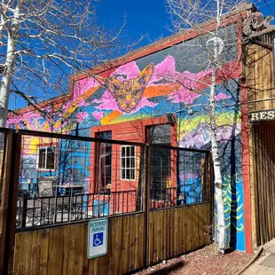 Love the sphynx cat!  Exterior.