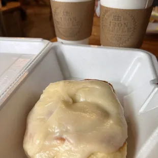 Cinnamon roll +latte