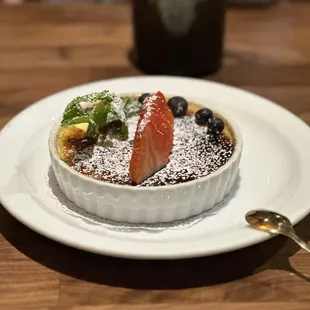Crème brûlée with white chocolate and macadamia