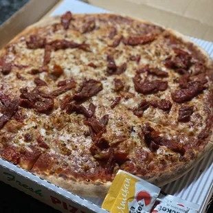 Pizza with sundried tomatoes