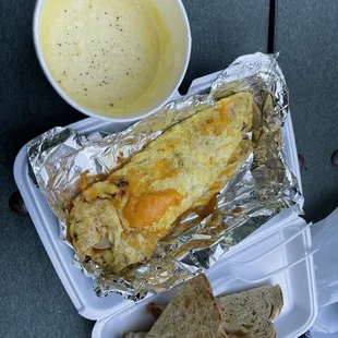 Veggie omelet with grits and rye toast