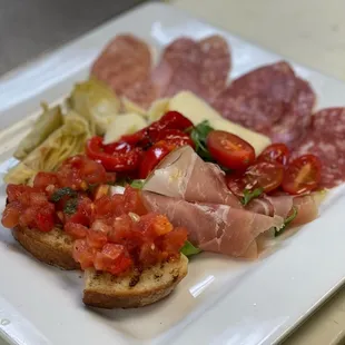 a plate of meats and bread