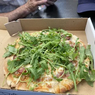Prosciutto and arugula pizza