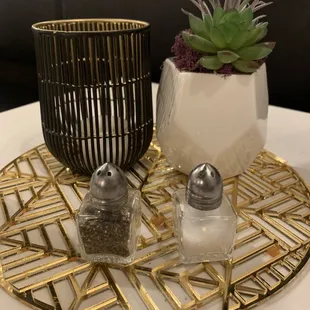 Cute little mini salt and pepper shakers!!