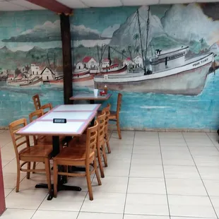 There is a lot of light.  You can see what you are eating!  Hay mucha luz. !Tu puede ver lo que comes!