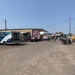 The entrance is not crazy busy: smooth in and out