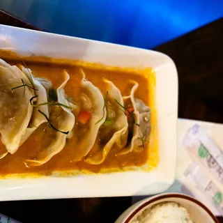 Dumplings with red curry / เกี๊ยวซ่าแกงแดง