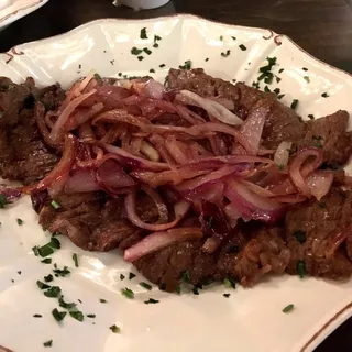 BISTEC ENCEBOLLADO