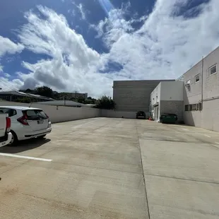 Closer view of the parking lot. Island Boy entrance is in the back right of this photo (in addition to the Wai'alae entrance).