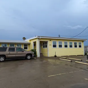 a truck parked in front of the restaurant