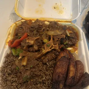 oxtail plate with rice and peas and plantain