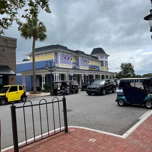 a row of cars parked in front of a building
