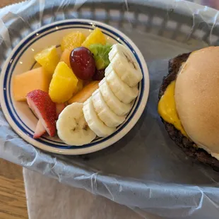 Kid&apos;s cheeseburger and fruit