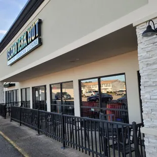 the outside of the restaurant