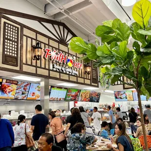 a large group of people eating