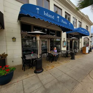 the outside of a restaurant