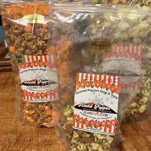 See the difference in bag size.  Large is in front, and XL is double the L size in the back.