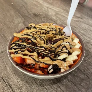 Açaí bowl w/peanut butter drizzle