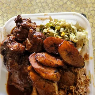 Combination platter of brown stew chicken and oxtails.