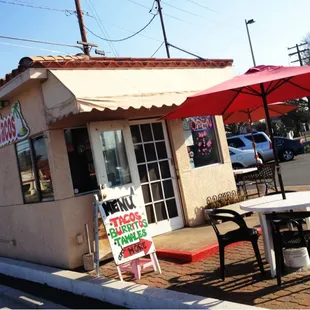 Nice taco joint in an old locksmith stand on Folsom Blvd.